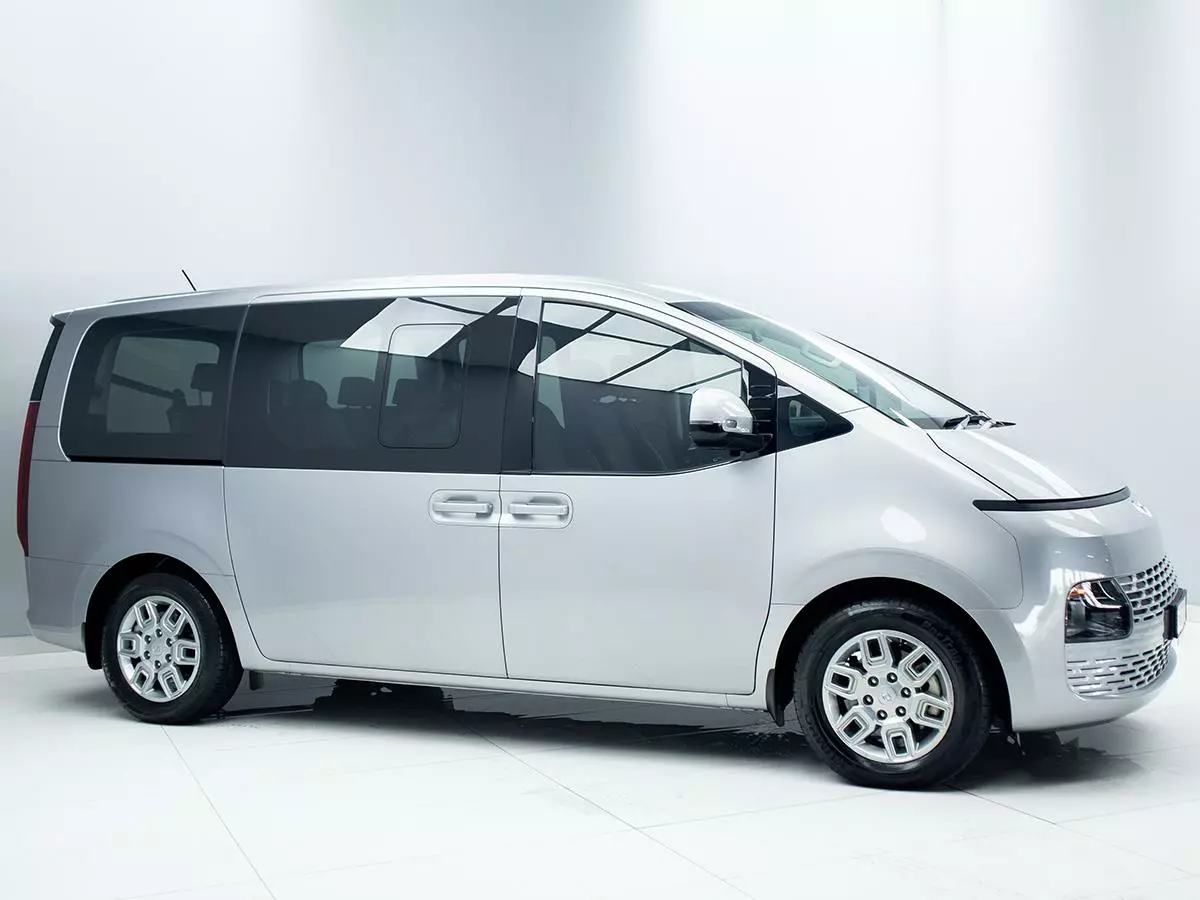 Vehicle Image for 4/18for Hyundai Staria 2.2D Executive 9-seater